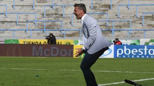 Activo. Diego Cocca no paró de dar indicaciones, a veces a los gritos como en la imagen en La Feliz.