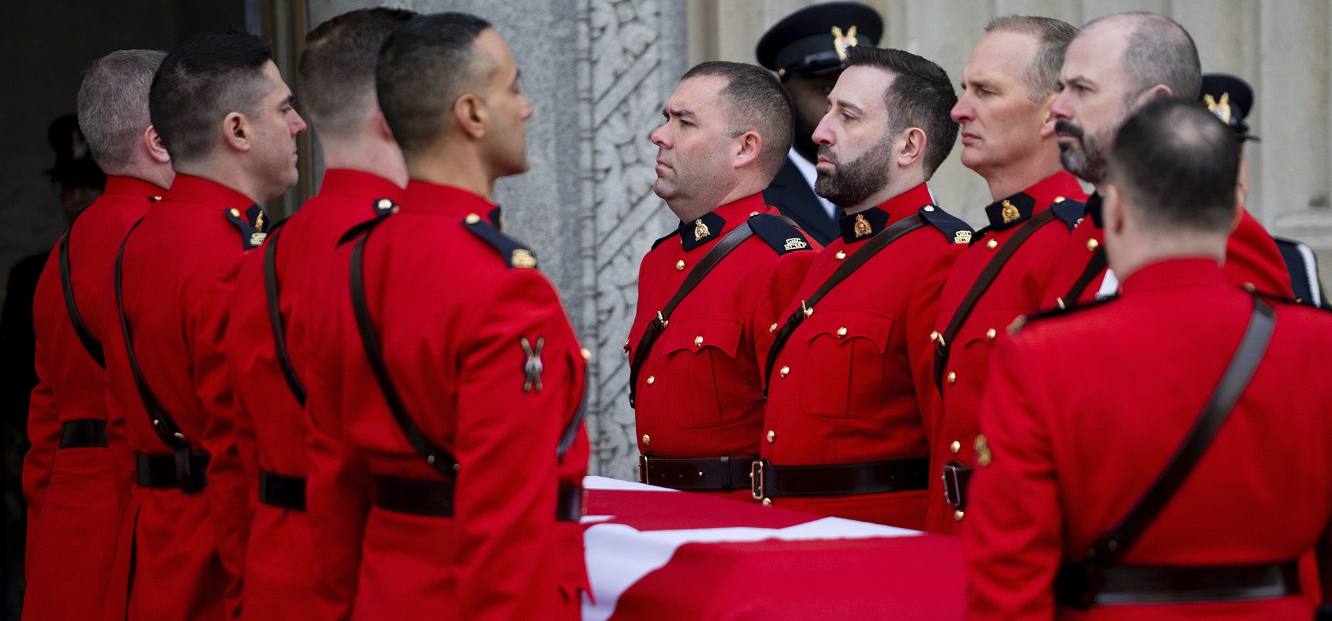 Miembros de la Real Policía Montada de Canadá (RCMP) se ponen firmes después de llevar el ataúd del ex primer ministro Brian Mulroney al edificio Sir John A. Macdonald frente a Parliament Hill el martes 19 de marzo de 2024 en Ottawa. (Spencer Colby/The Canadian Press vía AP) Miembros de la Real Policía Montada de Canadá (RCMP) se ponen firmes después de llevar el ataúd del ex primer ministro Brian Mulroney al edificio Sir John A. Macdonald frente a Parliament Hill el martes 19 de marzo de 2024 en Ottawa. (Spencer Colby/The Canadian Press vía AP)