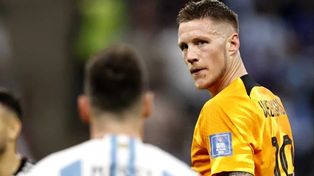 El neerlandés Wout Weghorst se enfrentó con Messi, quien lo atendió y su frase se hizo viral.