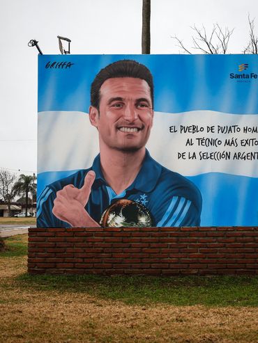 El muralista de Scaloni en Pujato: Nunca olvidó su raíz, es una persona muy humilde