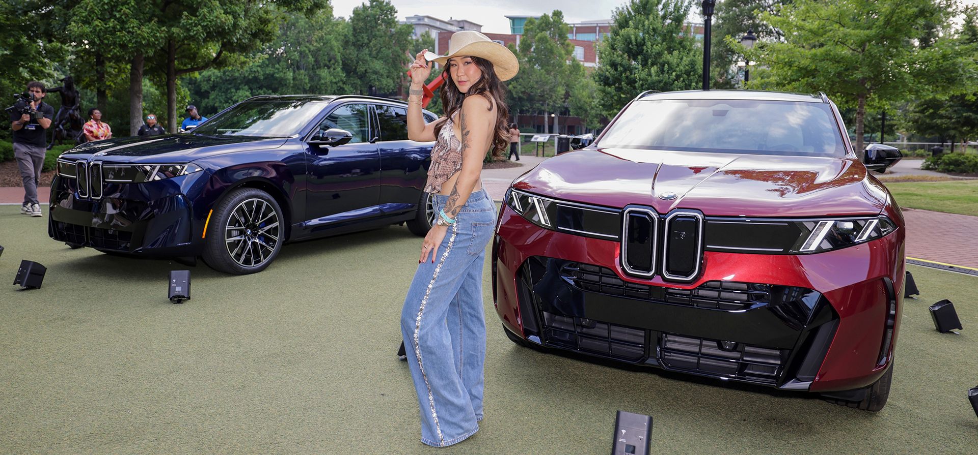 Samantha Tan, piloto de carreras y propietaria del equipo Samantha Tan Racing, posa junto a los nuevos vehículos BMW X5 en la recepción vespertina "Home of X" celebrada en el Grand Bohemian Lodge el martes 30 de junio de 2026 en Greenville, Carolina del Sur. (Jason Walle/AP Content Services para BMW de Norteamérica) Samantha Tan, piloto de carreras y propietaria del equipo Samantha Tan Racing, posa junto a los nuevos vehículos BMW X5 en la recepción vespertina "Home of X" celebrada en el Grand Bohemian Lodge el martes 30 de junio de 2026 en Greenville, Carolina del Sur. (Jason Walle/AP Content Services para BMW de Norteamérica)