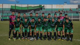 El plantel de PSM Fútbol, que empezó con todo el Regional Amateur, al golear a Unión de Alvarez.