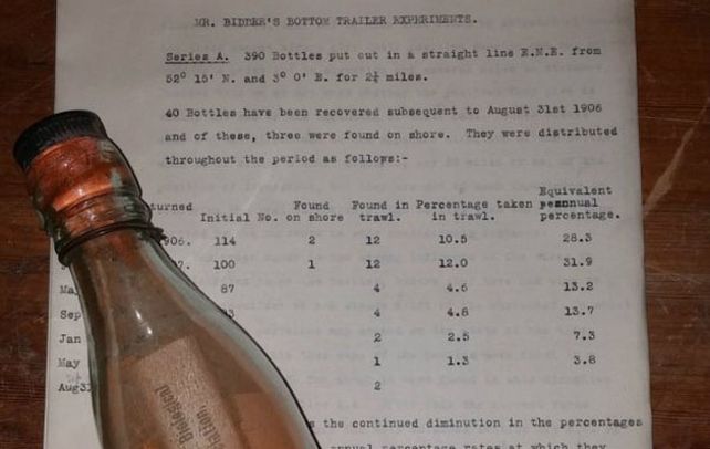 Raro. La botella fue encontrada en una localidad alemana. Detrás