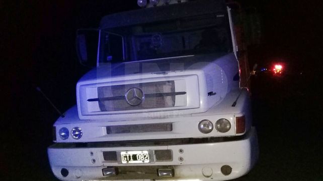 Murieron dos hombres que chocaron su auto contra un camión