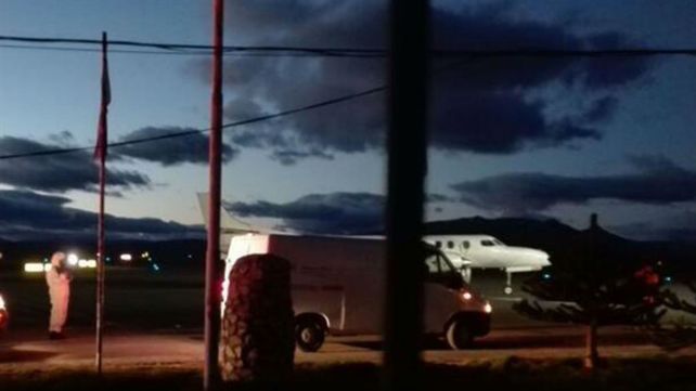 El avión a punto de partir del aeropuerto de Esquel.