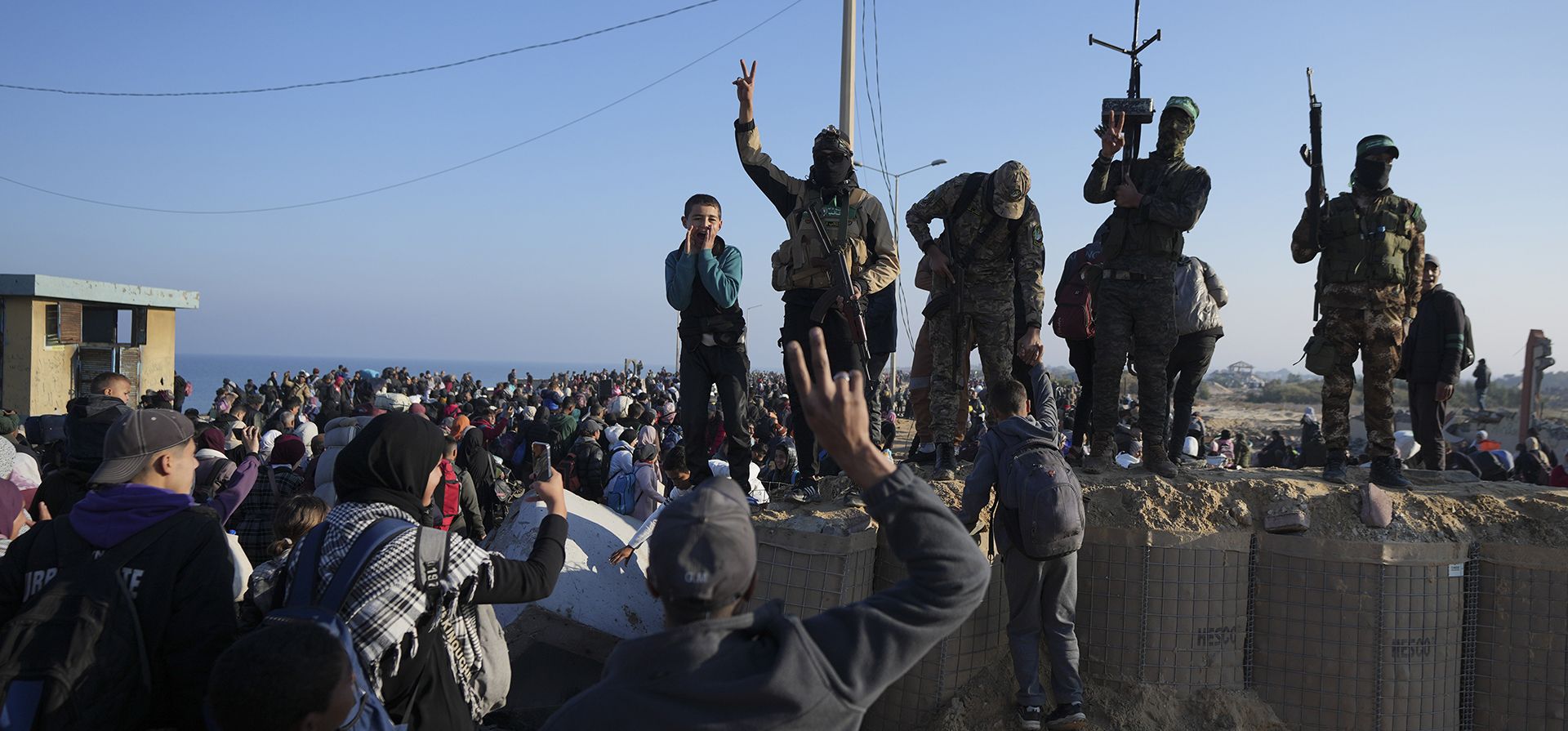 Combatientes de Hamas saludan a la gente mientras los palestinos desplazados regresan a sus hogares en el norte de la Franja de Gaza, luego de la decisión de Israel de permitir que miles de ellos regresen por primera vez desde las primeras semanas de la guerra de 15 meses con Hamas, el lunes 27 de enero de 2025. (Foto AP/Abdel Kareem Hana) Combatientes de Hamas saludan a la gente mientras los palestinos desplazados regresan a sus hogares en el norte de la Franja de Gaza, luego de la decisión de Israel de permitir que miles de ellos regresen por primera vez desde las primeras semanas de la guerra de 15 meses con Hamas, el lunes 27 de enero de 2025. (Foto AP/Abdel Kareem Hana)