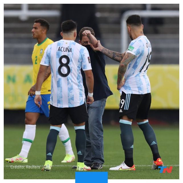 Acuña y Otamendi increpan a la autoridad sanitaria que entró a la cancha.