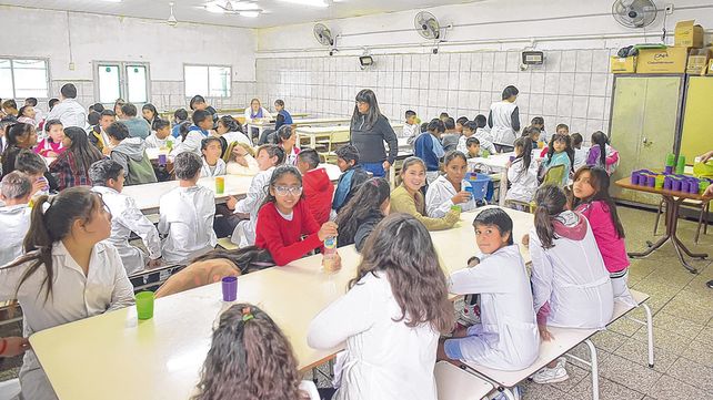 Almuerzo. Los chicos de la escuela del barrio Nuevo Alberdi