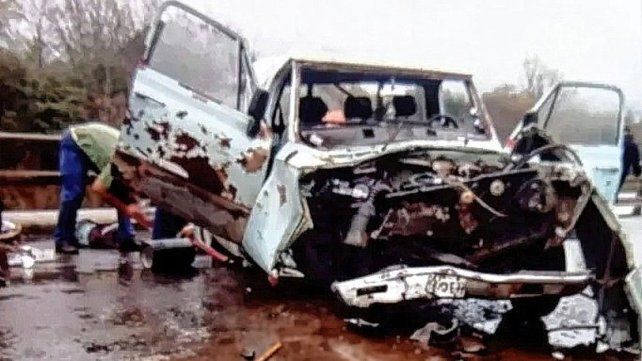 Ruta 130: tres heridos tras chocar una camioneta contra un puente.