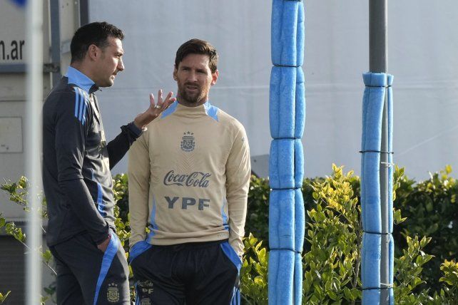 Messi y Lionel Scaloni en Ezeiza