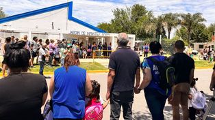 La comunidad de Roldán abrazó un jardín que sufrió hechos vandálicos