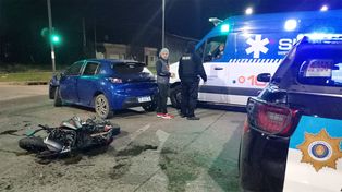 Violento choque entre una moto y un auto en la zona noroeste: un herido leve