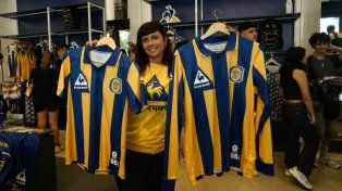 La vendedora de Central Tienda exhibe orgullosa las camisetas que el club y la marca que viste al plantel sacaron a la venta.