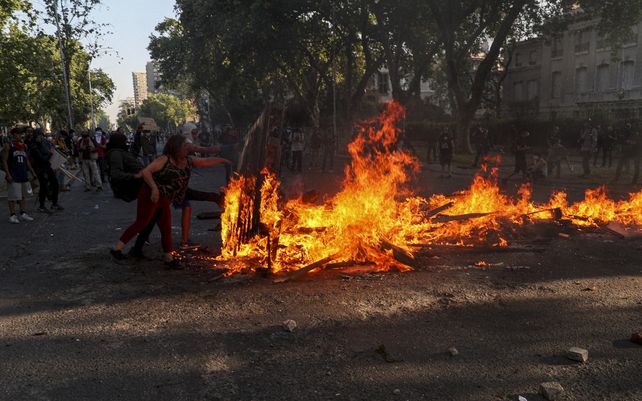 Incendios y destrozos a un año de las protestas sociales que sacudieron a Chile