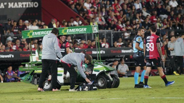 Guillermo Balzi se va en el carrito médico. Un golpe lo dejó afuera de la cancha. Era la apuesta de Mauricio Larriera.