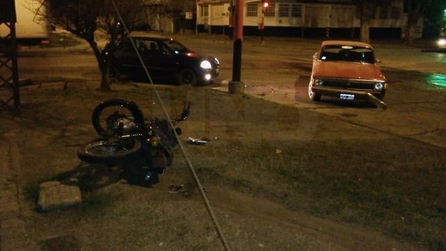 Murió un motociclista que chocó violentamente con un auto