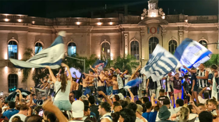 Los hinchas de Talleres se juntaron en el Patio Olmos para festejar la conquista del título. Contra Central también habrá fiesta.