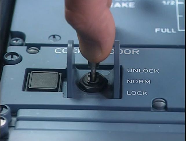Así funciona la puerta de la cabina de un Airbus