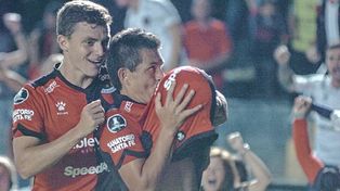 Colón y el festejo ante su gente.
