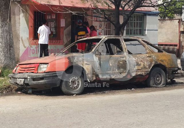 Uno de los autos quemados en la madrugada del sábado en Santa Fe.
