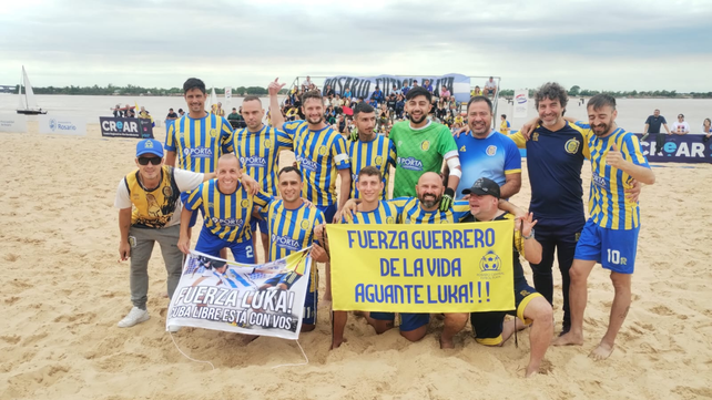 El plantel de Rosario Central de fútbol playa que venció en la final a Sol de Mayo en la arena del Balneario La Florida.