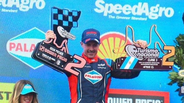 En el podio al Patito le dieron el trofeo del segundo