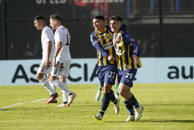 Lautaro Giaccone abraza a Luca Martínez Dupuy