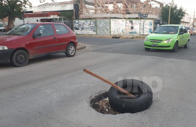 La advertencia de un peligroso bache en Candioti norte