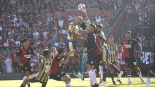 Hoyos saca la pelota en lo alto ante la arremetida de Quintana.