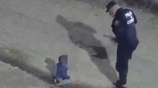 Video: policías encontraron a un bebé gateando solo en la calle en plena madrugada