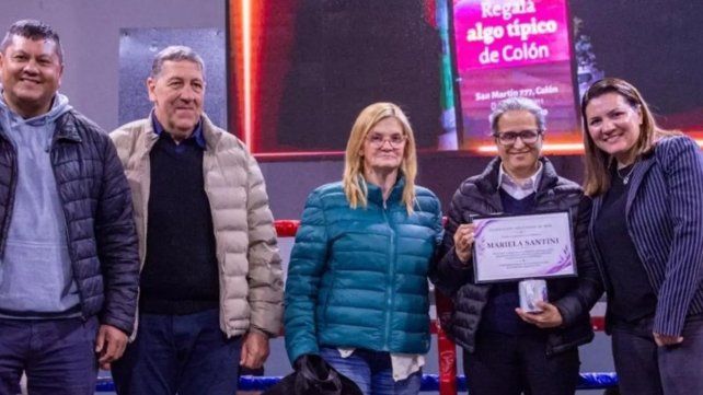 Mariela Santini fue distinguida en la ciudad de Colón.