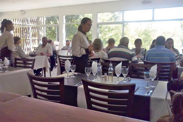 EN CIUDADES COSTERAS. El pescado asado se convirtió en el preferido por el turista; su forma de prepararlo es tradicional y característico. (Foto UNO/Diego Arias)