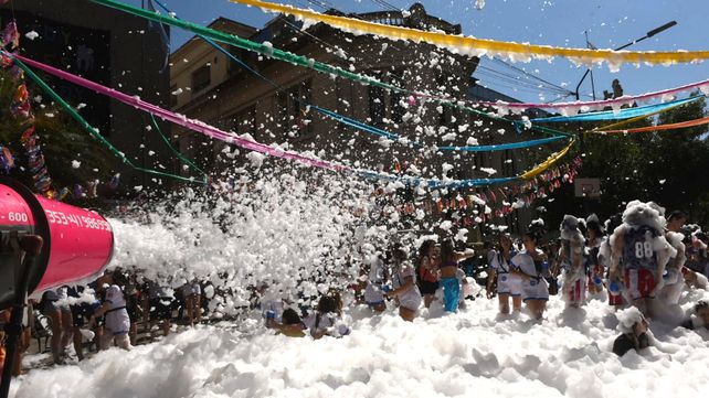 Disfraces, color y espuma en la bajada de Odontología