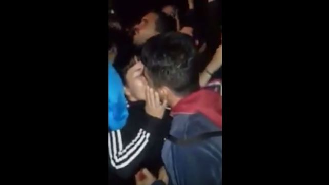 Un joven le propuso casamiento a su novia en medio del recital del Indio en Olavarría
