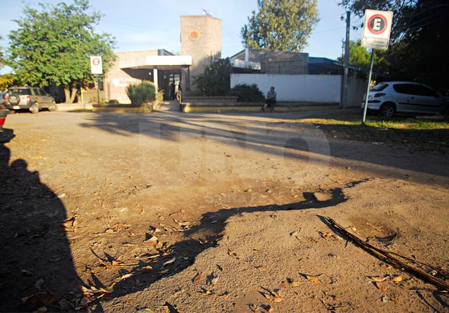 Riesgoso. Los pozos y desniveles en el ingreso a la escuela