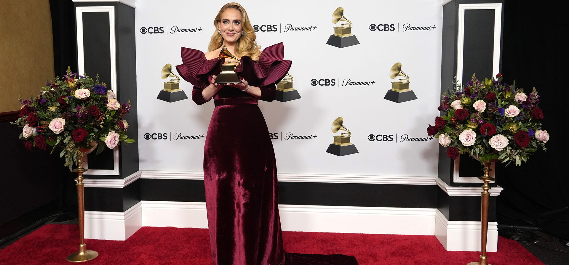 Adele, ganadora del premio a la mejor interpretación pop solista por "Easy on Me", posa en la sala de prensa de la 65ª entrega anual de los premios Grammy, el domingo 5 de febrero de 2023 en Los Ángeles. (Foto AP/Jae C. Hong)