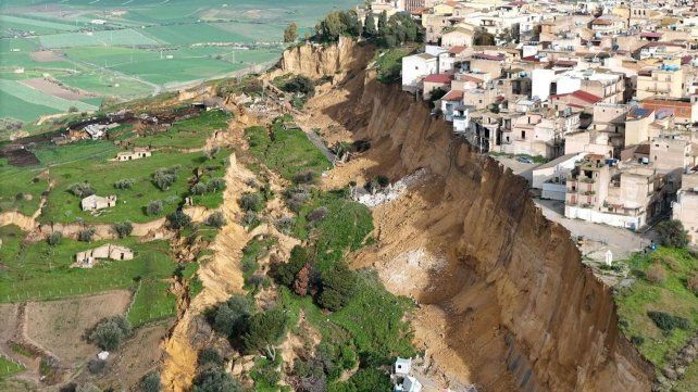 Un pueblo italiano quedó al borde de un precipicio tras un deslave