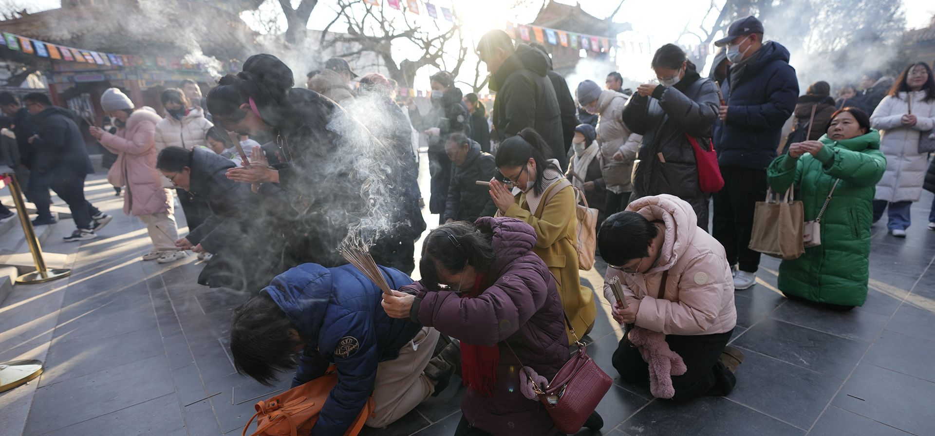 Personas con varillas de incienso rezan el primer día del Año Nuevo Lunar chino en el Templo Lama en Beijing el miércoles 29 de enero de 2025. (Foto AP/Aaron Favila) Personas con varillas de incienso rezan el primer día del Año Nuevo Lunar chino en el Templo Lama en Beijing el miércoles 29 de enero de 2025. (Foto AP/Aaron Favila)