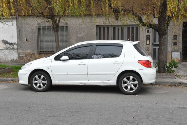 La vivienda y dos autos del policía Ariel B. fueron alcanzados por los balazos ayer a la madrugada.