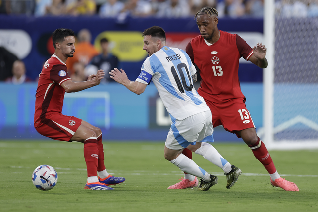 Messi aseguró el segundo gol de Argentina que le gana 2 a 0 a Canadá.