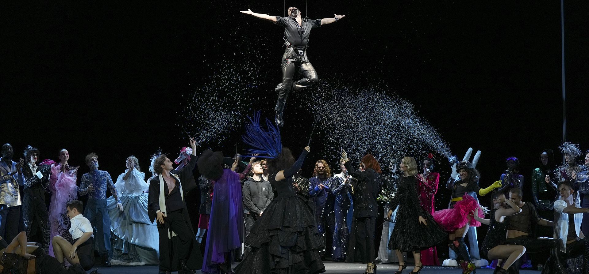 El diseñador Julien Fournie, arriba en el centro, recibe los aplausos después de su colección de Alta Costura Primavera-Verano 2025, que se presentó en París, el martes 28 de enero de 2025. (Foto AP/Lewis Joly). El diseñador Julien Fournie, arriba en el centro, recibe los aplausos después de su colección de Alta Costura Primavera-Verano 2025, que se presentó en París, el martes 28 de enero de 2025. (Foto AP/Lewis Joly).