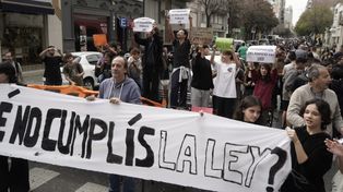 Estudiantes, docentes y padres cortaron el tránsito en calle Córdoba para reclamar: No al desalojo.