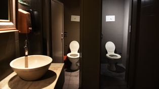 En la mira. Los comensales exigen sanitarios en buenas condiciones.