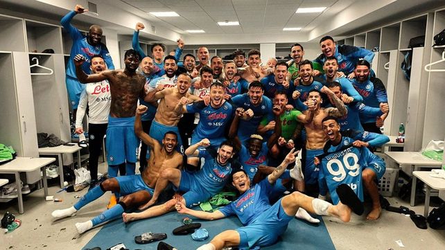 Los jugadores de Napoli posan en el vestuario tras la victoria ante Juventus.