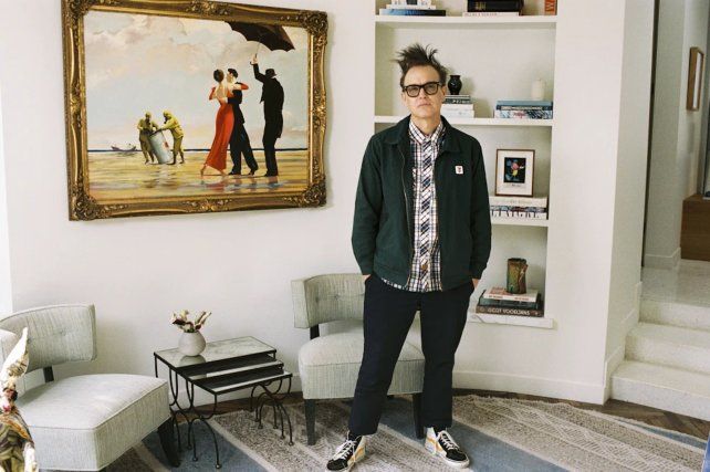 Entre el punk rock y el arte callejero: el bajista de Blink-182 subastará una pintura de Banksy