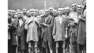 Prisioneros hambrientos en el campo de concentración de Evensee, en Austria, el 7 de mayo de 1945, en la víspera de la caída del Tercer Reich Alemán.&nbsp;