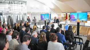 La presentación de ayer en el primer piso del aeropuerto de Rosario. El ministro Puccini agradeció a Latam por “confiar en Rosario”.