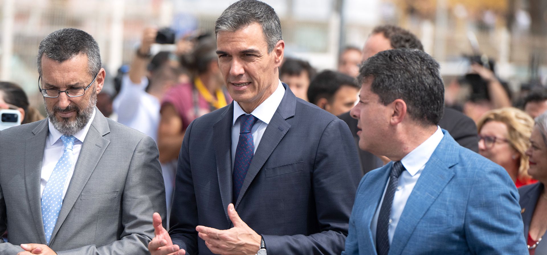 El presidente del Gobierno español, Pedro Sánchez (en el centro), conversa con el jefe de Gobierno de Gibraltar, Fabián Picardo, durante una ceremonia que conmemora la retirada de la valla fronteriza y el inicio de la libre circulación sin pasaporte en virtud del nuevo tratado UE-Reino Unido en La Línea de la Concepción, España, el miércoles 15 de julio de 2026. (Foto AP/Marcos Moreno) El presidente del Gobierno español, Pedro Sánchez (en el centro), conversa con el jefe de Gobierno de Gibraltar, Fabián Picardo, durante una ceremonia que conmemora la retirada de la valla fronteriza y el inicio de la libre circulación sin pasaporte en virtud del nuevo tratado UE-Reino Unido en La Línea de la Concepción, España, el miércoles 15 de julio de 2026. (Foto AP/Marcos Moreno)