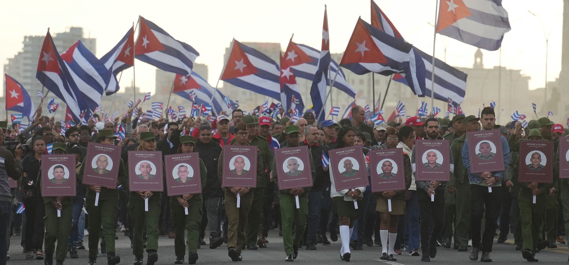 Soldados con fotos de oficiales cubanos muertos durante la operación estadounidense en Venezuela que capturó al presidente venezolano Nicolás Maduro marchan hacia la Embajada de Estados Unidos en La Habana, Cuba, el viernes 16 de enero de 2026. (Foto AP/Ramon Espinosa) Soldados con fotos de oficiales cubanos muertos durante la operación estadounidense en Venezuela que capturó al presidente venezolano Nicolás Maduro marchan hacia la Embajada de Estados Unidos en La Habana, Cuba, el viernes 16 de enero de 2026. (Foto AP/Ramon Espinosa)