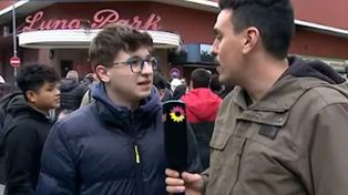 Un joven kirchnerista fue a ver a a Javier Milei en el Luna Park, no pudo entrar, pero dejó un mensaje anti grieta.&nbsp;